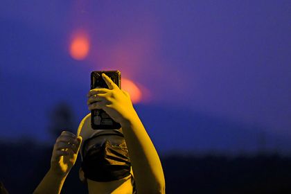 Общество: Британцы скрывались пять часов от полиции ради эффектного фото на фоне вулкана