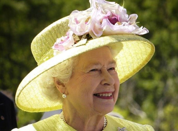Общество: Королева Великобритании вернулась в замок после кратковременной госпитализации и мира