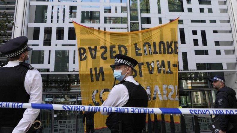 Общество: В Лондоне полиция задержала 17 экоактивистов