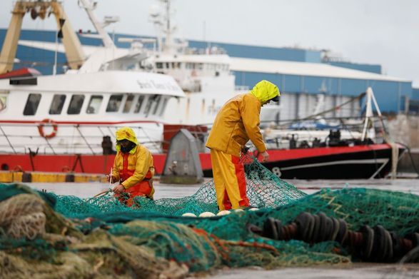 Общество: Франция введет санкции против Великобритании из-за спора о рыболовстве