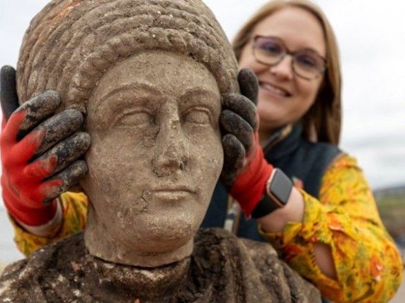 Общество: В Англии археологи обнаружили древнеримские скульптуры под норманнской церковью