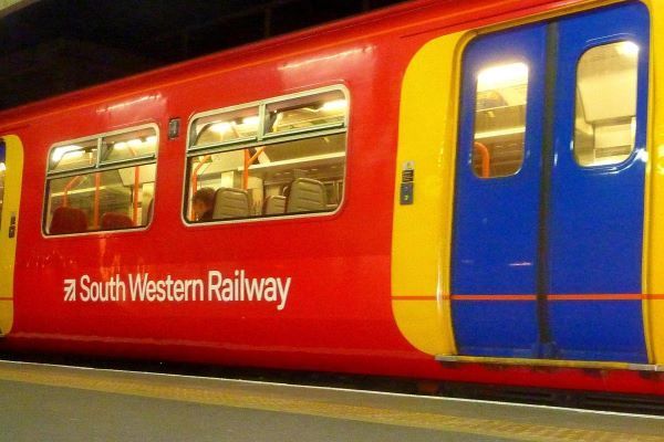 Общество: На юге Англии столкнулись два поезда