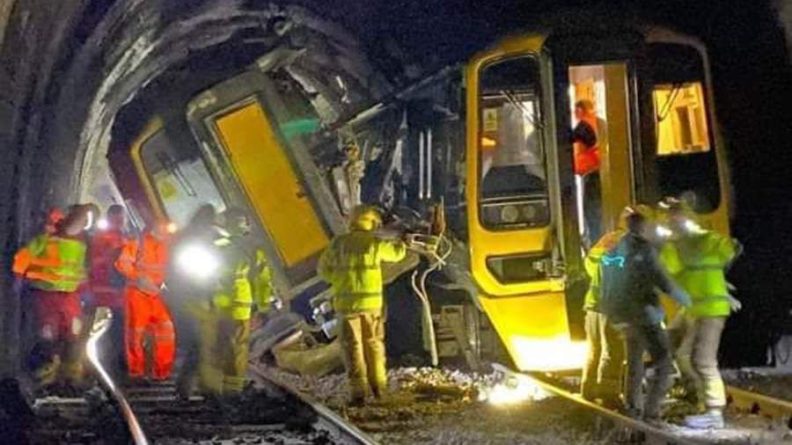 Общество: Появились фото с места аварии поездов в Солсбери