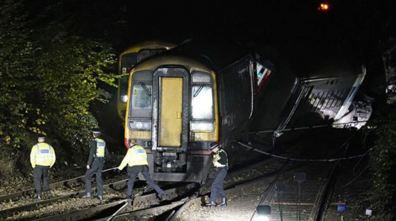 Общество: Два поезда столкнулись в туннеле вблизи английского города Солсбери