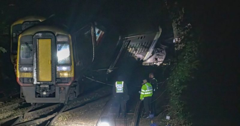 Общество: В Великобритании столкнулись пассажирские поезда, много пострадавших (видео)