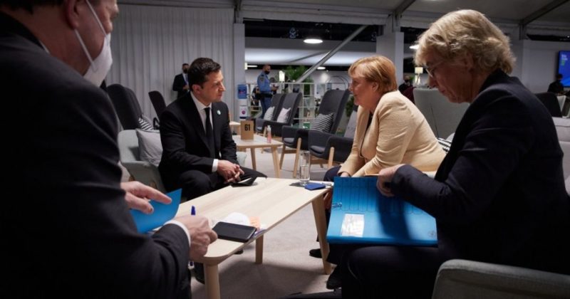 Общество: Зеленский в Британии обсудил с Меркель энергетический кризис и войну на Донбассе (фото)