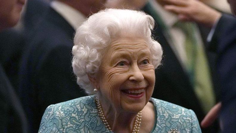 Общество: Королева Великобритании Елизавета II села за руль вопреки рекомендациям врачей
