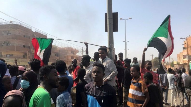 Общество: США и Британия призвали вернуть к власти правительство Судана