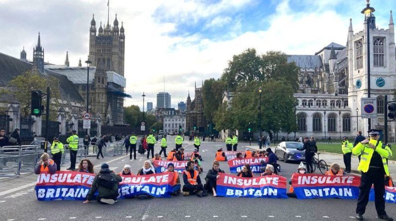 Общество: Экоактивисты перекрыли движение в центре Лондона, приклеив себя к асфальту