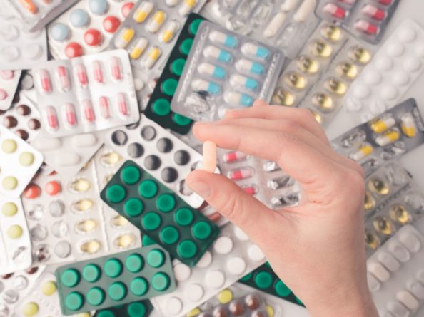 Общество: Великобритания первой в мире одобрила таблетки от коронавируса