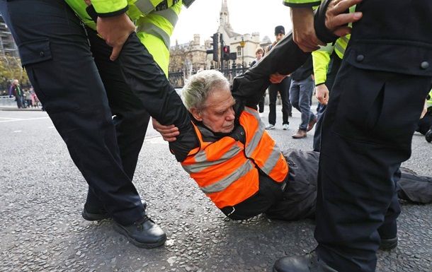 Общество: В Лондоне эко-активисты приклеили себя к асфальту