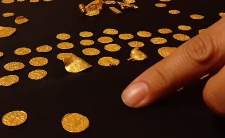 Общество: Англичанин нашел клад из 131 золотой монеты, датируемых VII веком. ФОТО