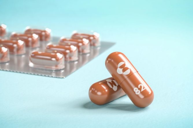 Общество: Великобритания одобрила использование таблеток для лечения COVID-19