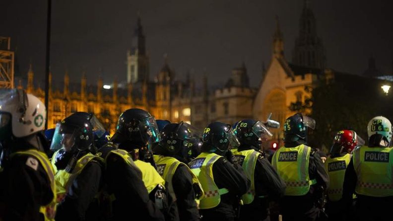 Общество: Восемь полицейских пострадали в столкновениях с протестующими в Лондоне