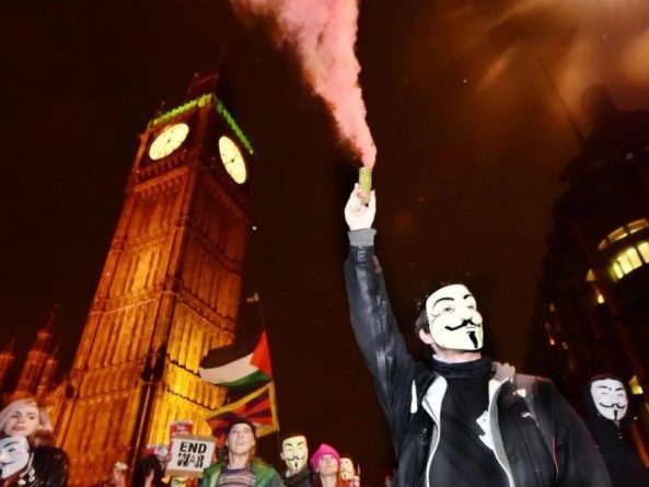 Общество: В Лондоне сожгли «Бориса Джонсона» и закидали полицейских петардами