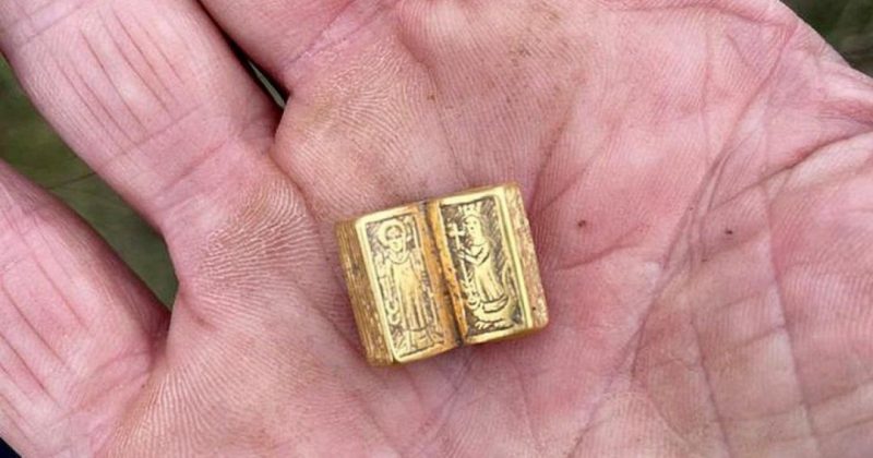 Общество: Меньше наперстка. В Британии обнаружили золотую Библию, связанную с королем Ричардом III