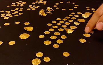 Общество: В Англии нашли золотой клад, состоящий из монет, слитка и украшений
