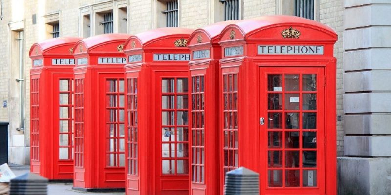 Общество: В Великобритании регулятор решил сохранить на улицах красные телефонные будки