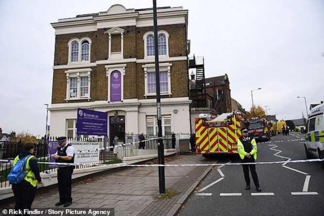 Общество: Лондон: В одной из школ обрушился потолок, пострадали дети